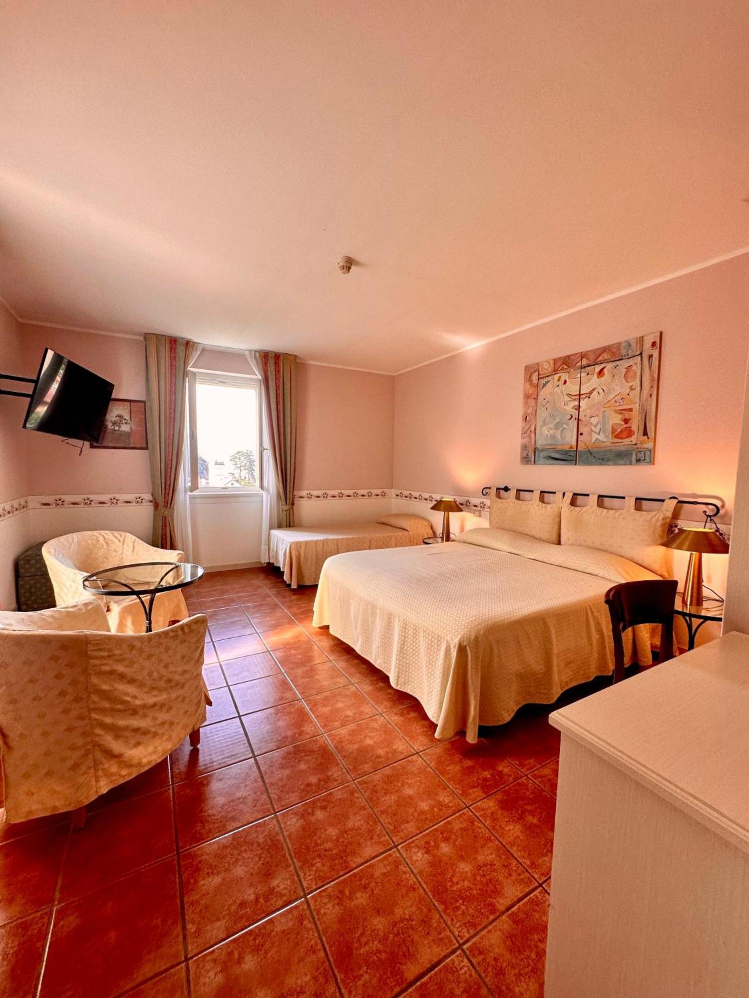 Hotel Caroline Brusimpiano
