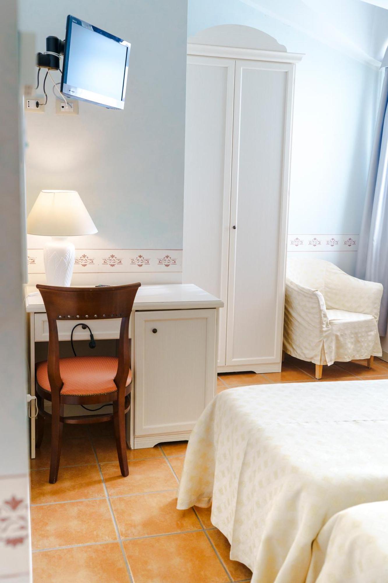 Hotel Caroline Brusimpiano